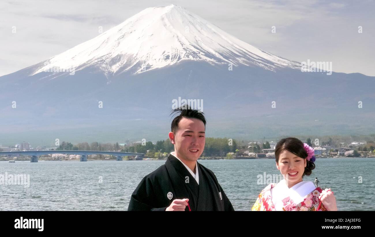 KAWAGUCHIKO, JAPAN - April, 12, 2018: Nahaufnahme von einem japanischen Braut und Bräutigam vor den Berg Fuji posing Stockfoto