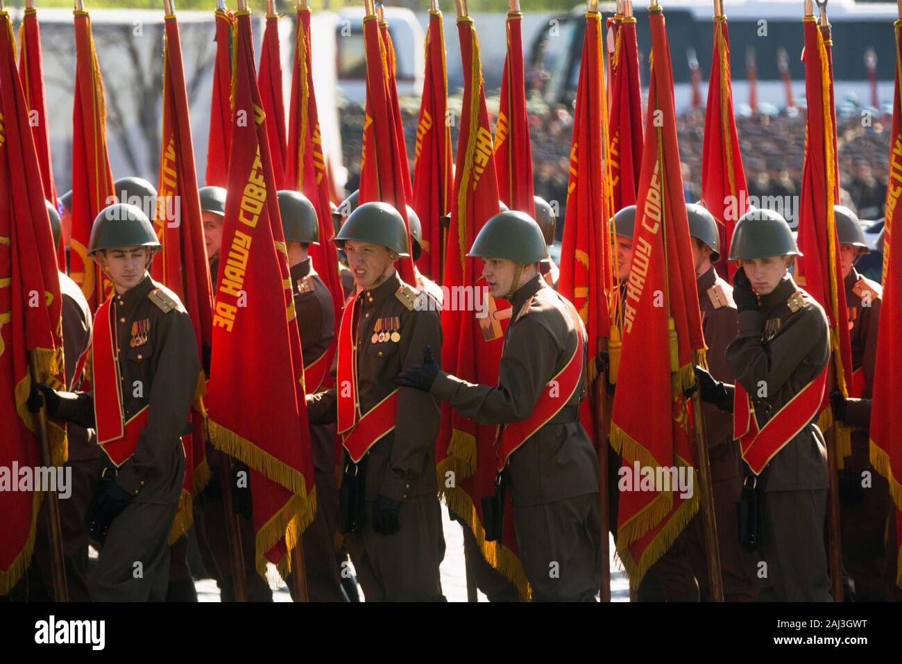 Moskau, Russland. 7. Mai, 2015 russische Soldaten März über dem Roten Platz in Moskau bei einem Sieg Tag Militärparade anlässlich des 70. Jahrestages des Sieges über Nazi-Deutschland im Großen Vaterländischen Krieg von 1941-1945 Stockfoto