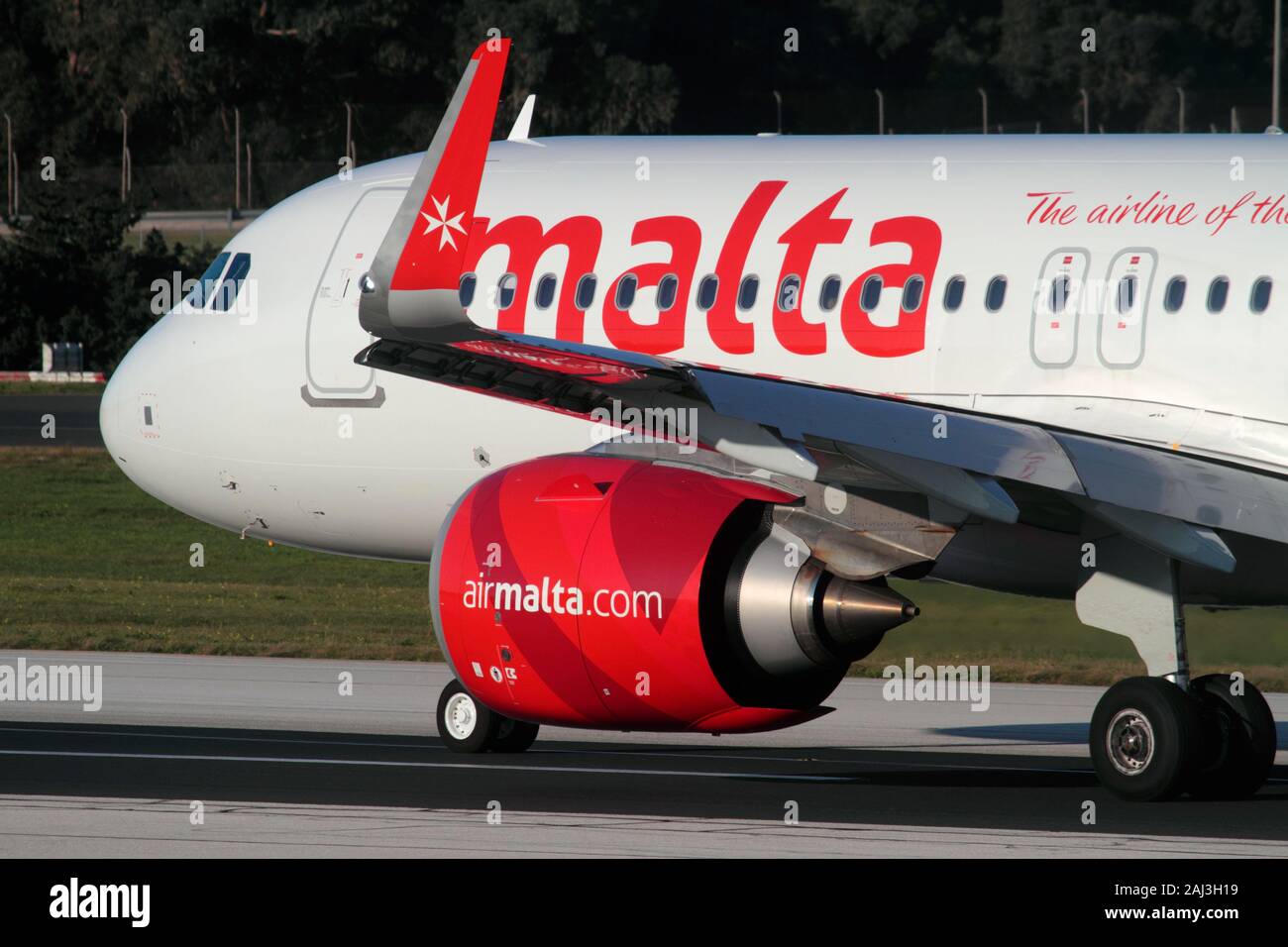 Nahaufnahme eines Air Malta Airbus A320neo Flugzeugs, das das CFM International Leap-1A Strahltriebwerk unter dem Flügel zeigt, und des Flügelspitzenscharklets oder Winglets Stockfoto