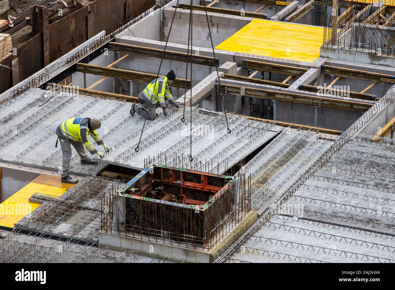 Baustelle, Montage von Elementdecken in semi-Fertigteile Bau, diese dann mit Ortbeton gefüllt, Stockfoto