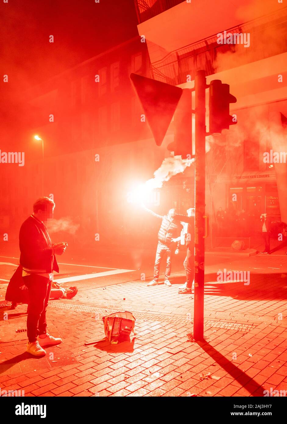 Silvester Feuerwerk, Mann hält eine pyrotechnische Fackel in seiner Hand Essen, Deutschland, Stockfoto
