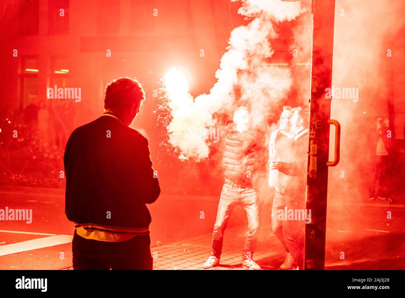 Silvester Feuerwerk, Mann hält eine pyrotechnische Fackel in seiner Hand Essen, Deutschland, Stockfoto