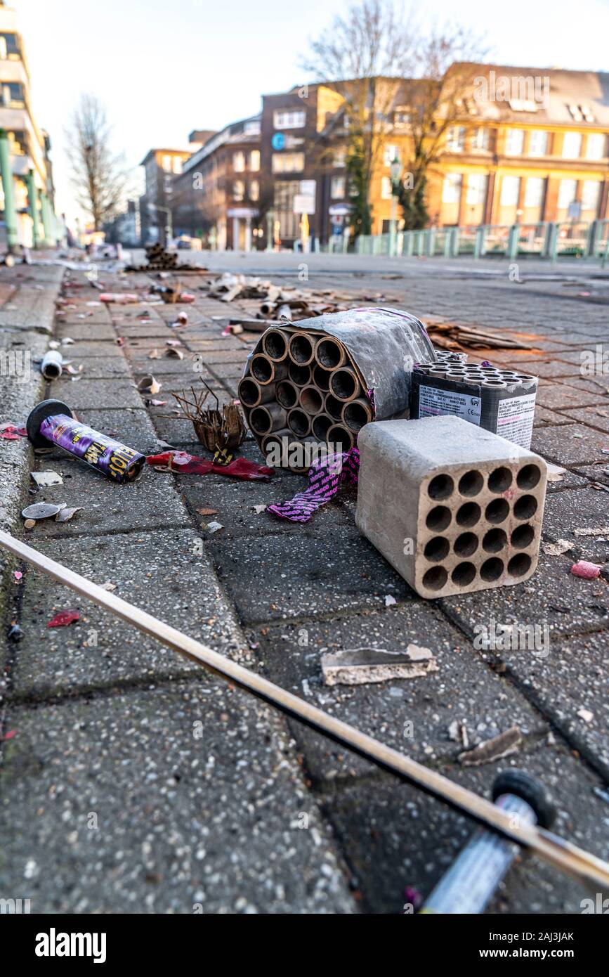 Bleibt von Silvester Feuerwerk auf das Neue Jahr morgen, am Straßenrand, Essen, Deutschland, Stockfoto