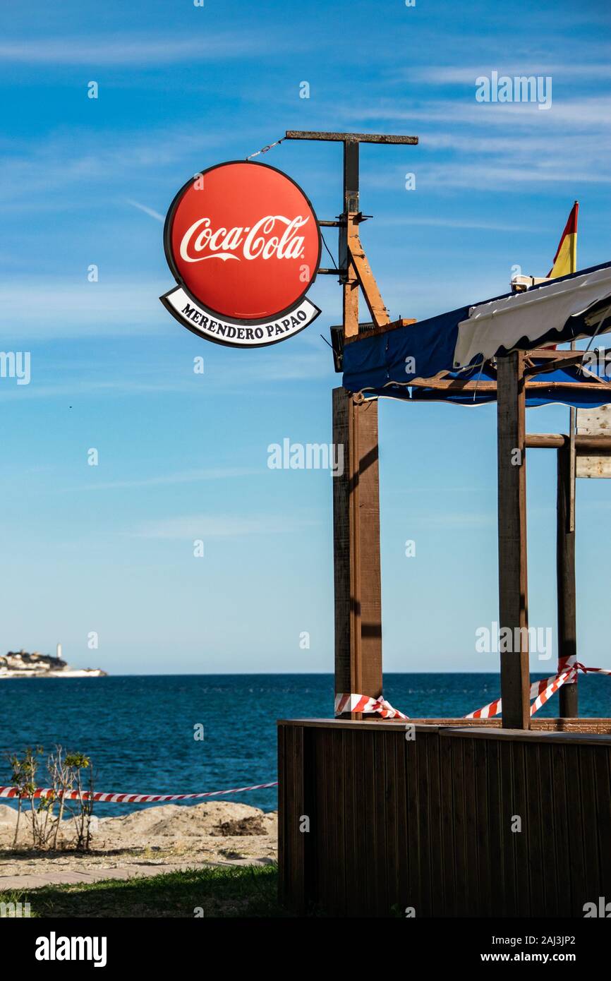 Mijas, Andalusien, Spanien - Dezember 15, 2019: Rote runde vintage Coca-cola Schild auf einem lokalen Strand bar (Merendero Papao) in Playa de Mijas, Spanien. Stockfoto