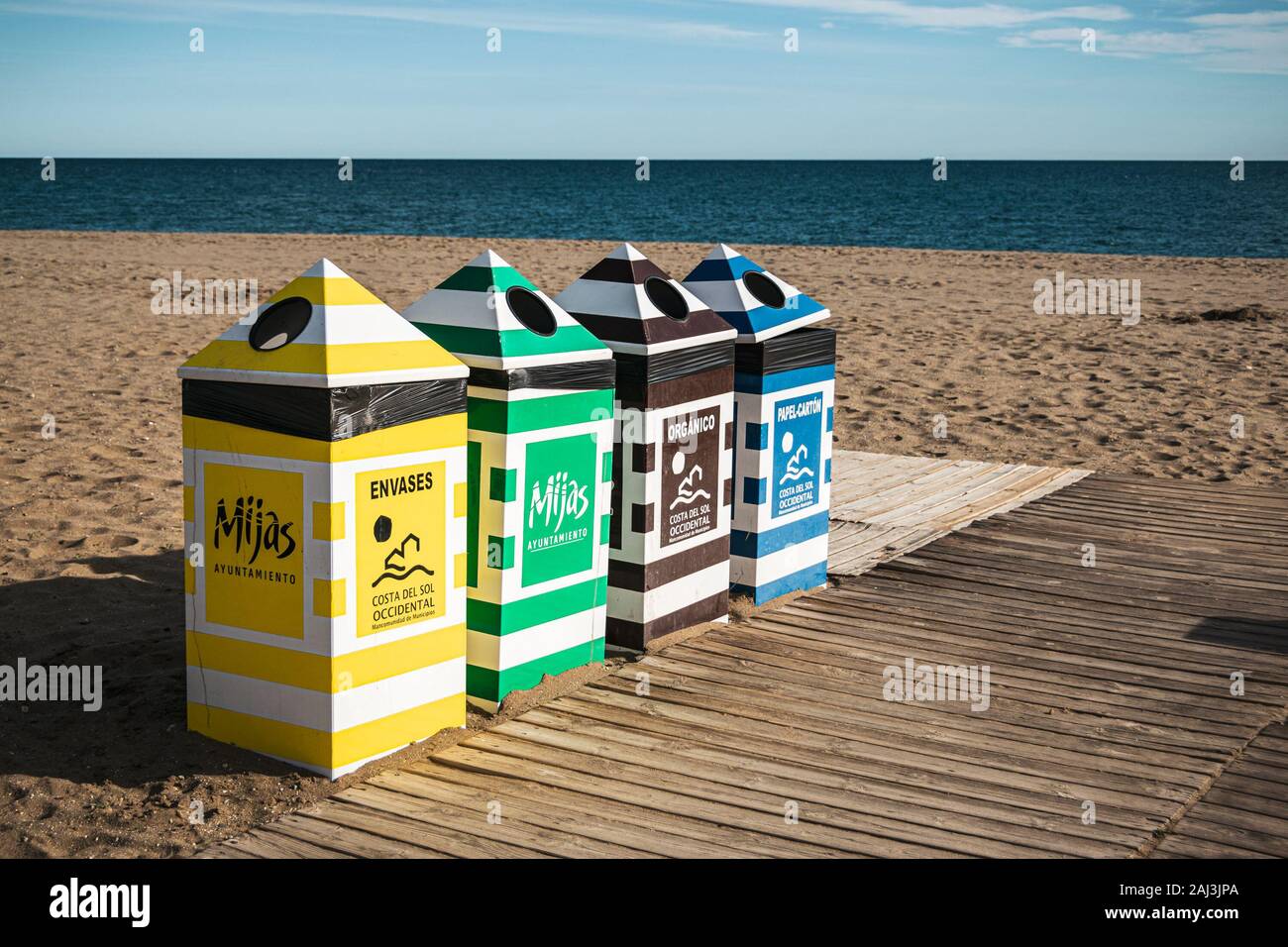 Reihe von bunten Mülleimer für Mülltrennung und Recycling am Strand Cala de Mijas, Costa del Sol, Spanien. Stockfoto