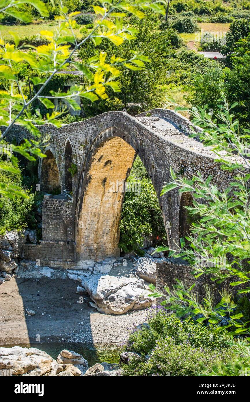 Alte osmanische Brücke Ura e Mesit nahe Dorf Boks in Albanien Stockfoto
