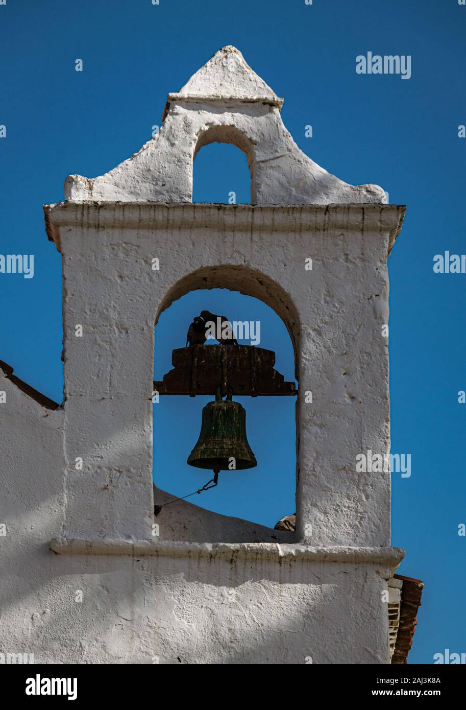 Weiße Glockenturm aus dem 18. Jahrhundert Kapelle San Telmo in Puerto de la Cruz, Teneriffa, Spanien. Stockfoto