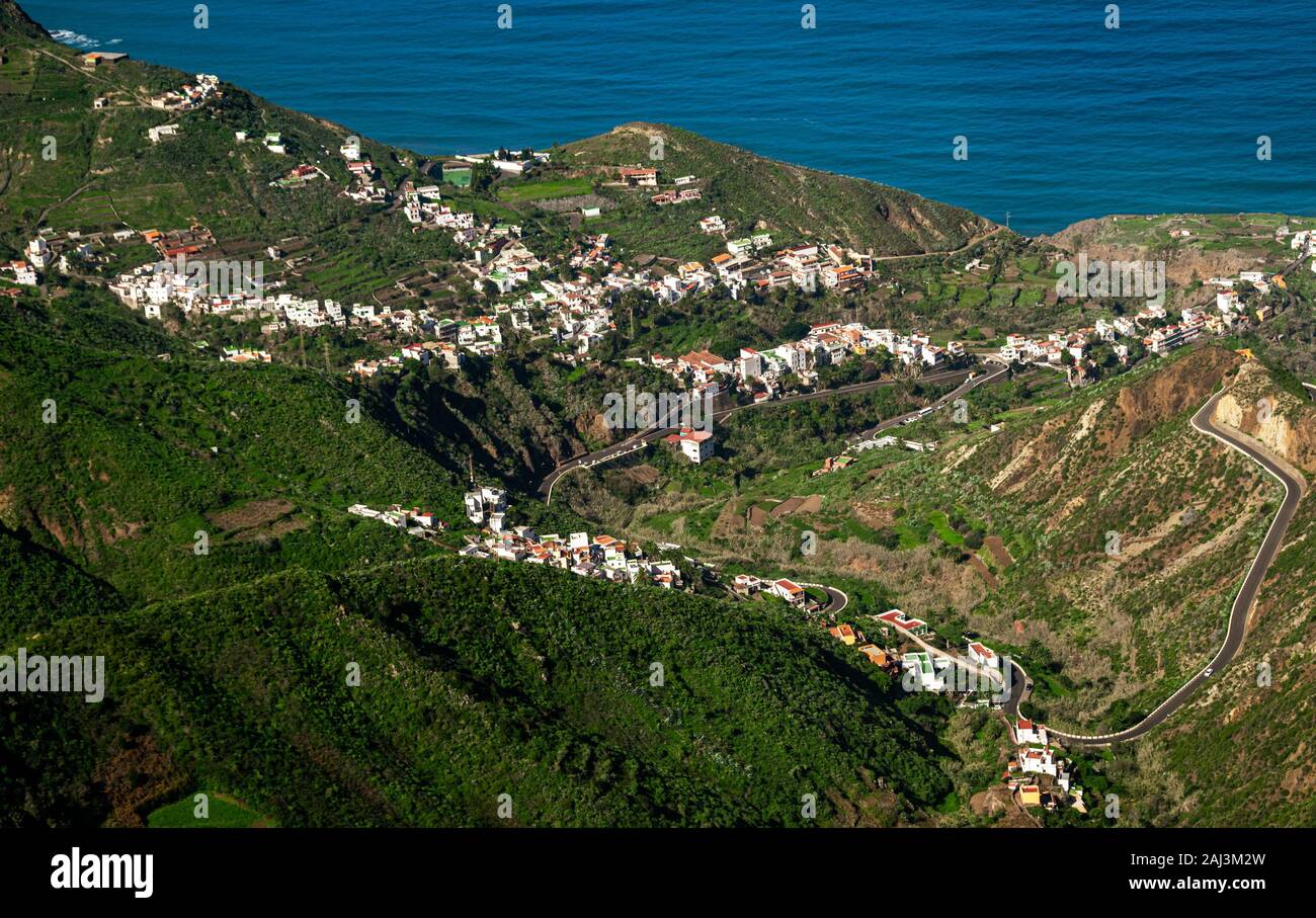 Blick von El Bailadero Sicht nach unten in Richtung der malerischen Dörfer des Azanos und Taganana in ländlichen Anaga Park in Teneriffa, Kanarische Inseln, Spanien. Stockfoto