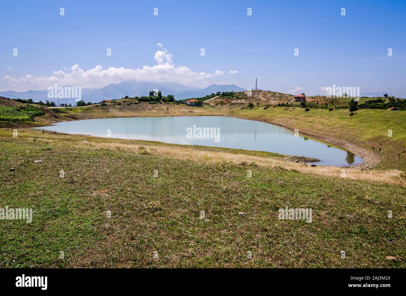 Kleine Wasserbehälter in Dorf von albanischen Berge in der Nähe von Kukes, Albanien Stockfoto