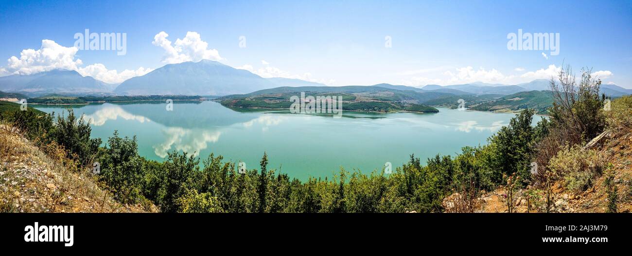 Fierza-See in der Nähe der Stadt Kukes in Albanien im Sommer mit Bergen im Hintergrund Stockfoto