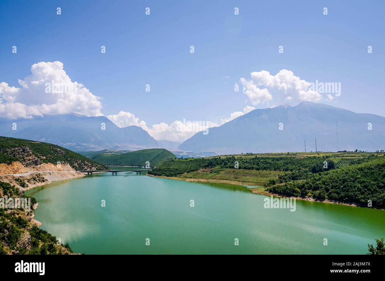 Fierza-See in der Nähe der Stadt Kukes in Albanien im Sommer mit Bergen im Hintergrund Stockfoto
