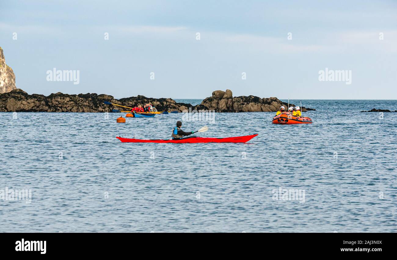 Sea Kayak, St Ayles rudern Skiff & RNLI Beiboot in Firth-of-Forth, North Berwick, East Lothian, Schottland, Großbritannien Stockfoto