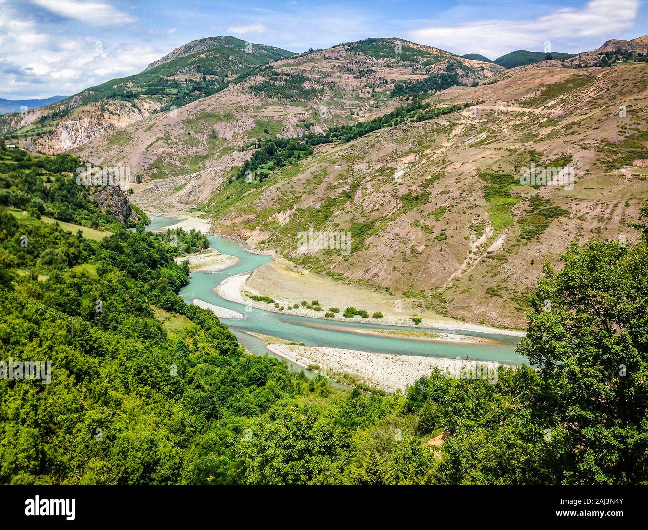 Panoramablick auf den Fluss Black Drins in Albanien im Sommer Stockfoto