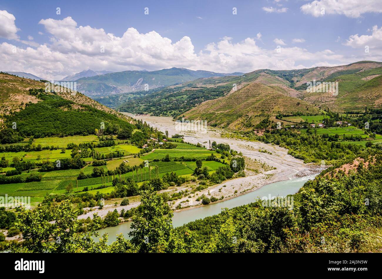 Panoramablick auf den Fluss Black Drins in Albanien im Sommer Stockfoto