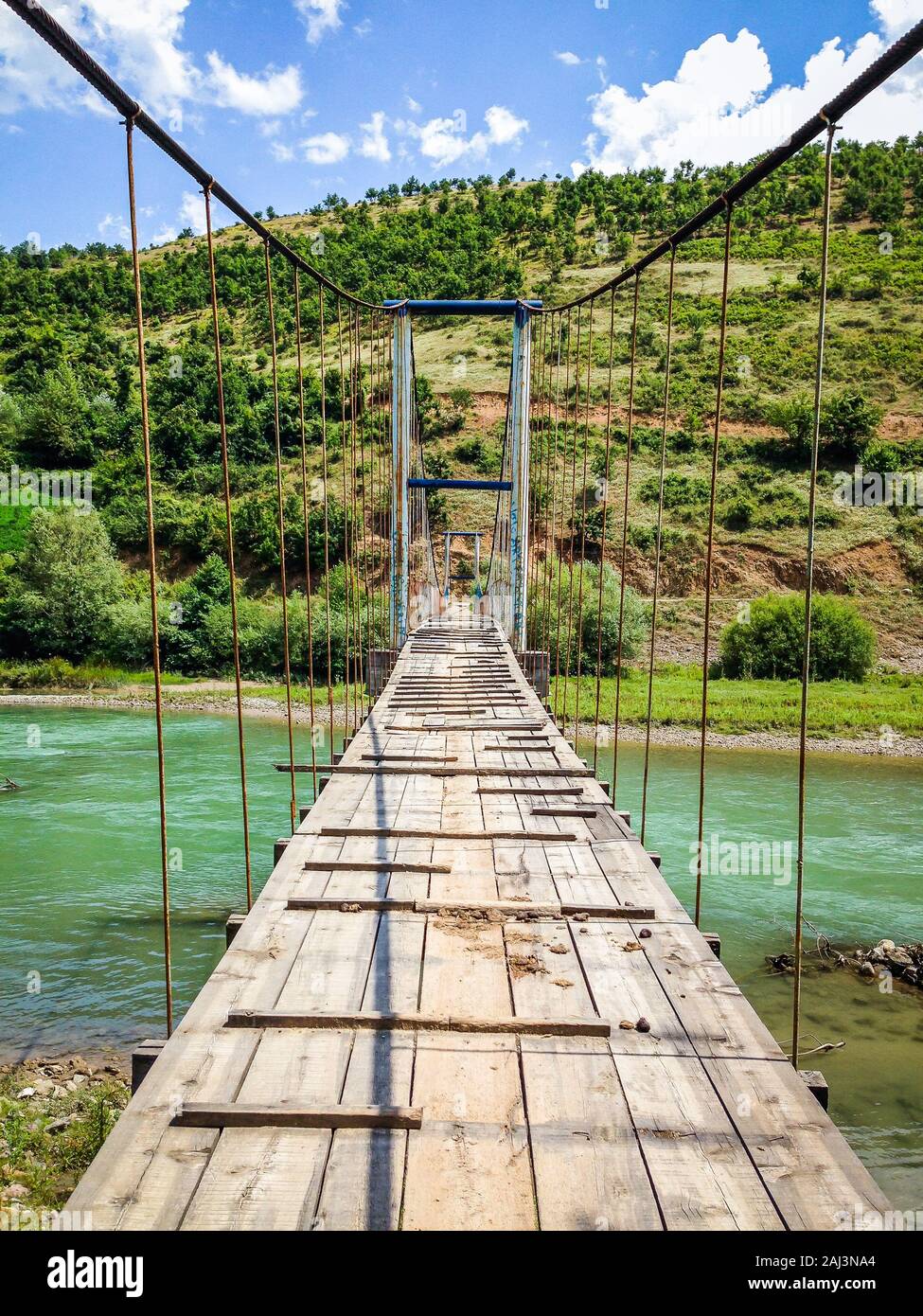 Alte Brücke über den Schwarzen Fluss Drin in Albanien im Sommer Stockfoto