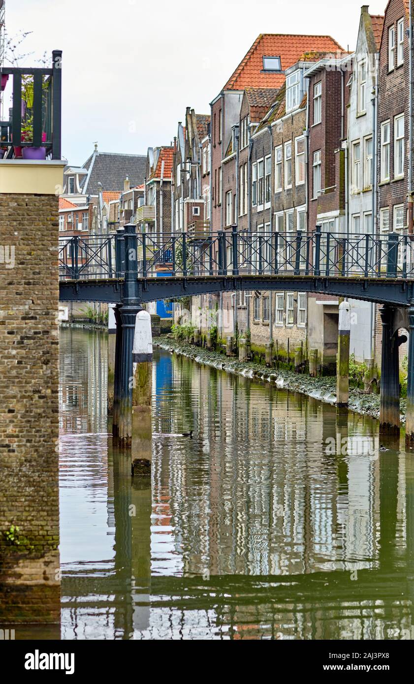 Voorstraathaven, traditionelle und Blick auf den Kanal mit der Pelser Pelserbrug 'Brücke' im historischen Teil der niederländischen Stadt Dordrecht Stockfoto