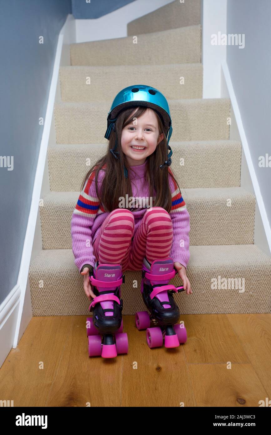 Happy 6 Jahre altes Mädchen ihren Rollschuhen auf Stockfoto