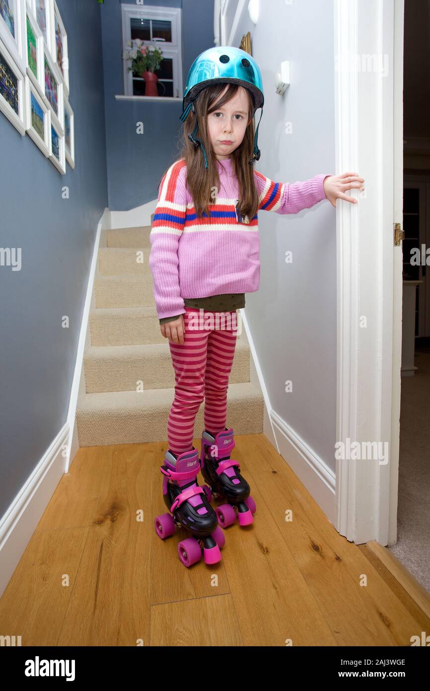 Traurig 6 jähriges Mädchen - Kein Skaten im Haus Stockfoto