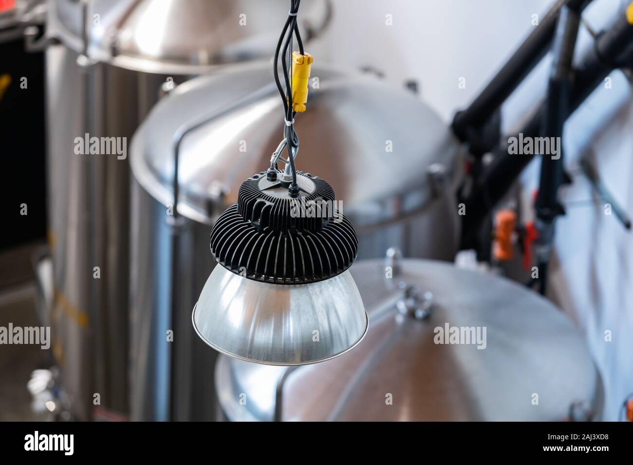 Industrielle hängende Lampe oben selektiven Fokus Ansicht gegen Brauerei  Edelstahl Tanks und Behälter im Hintergrund Stockfotografie - Alamy