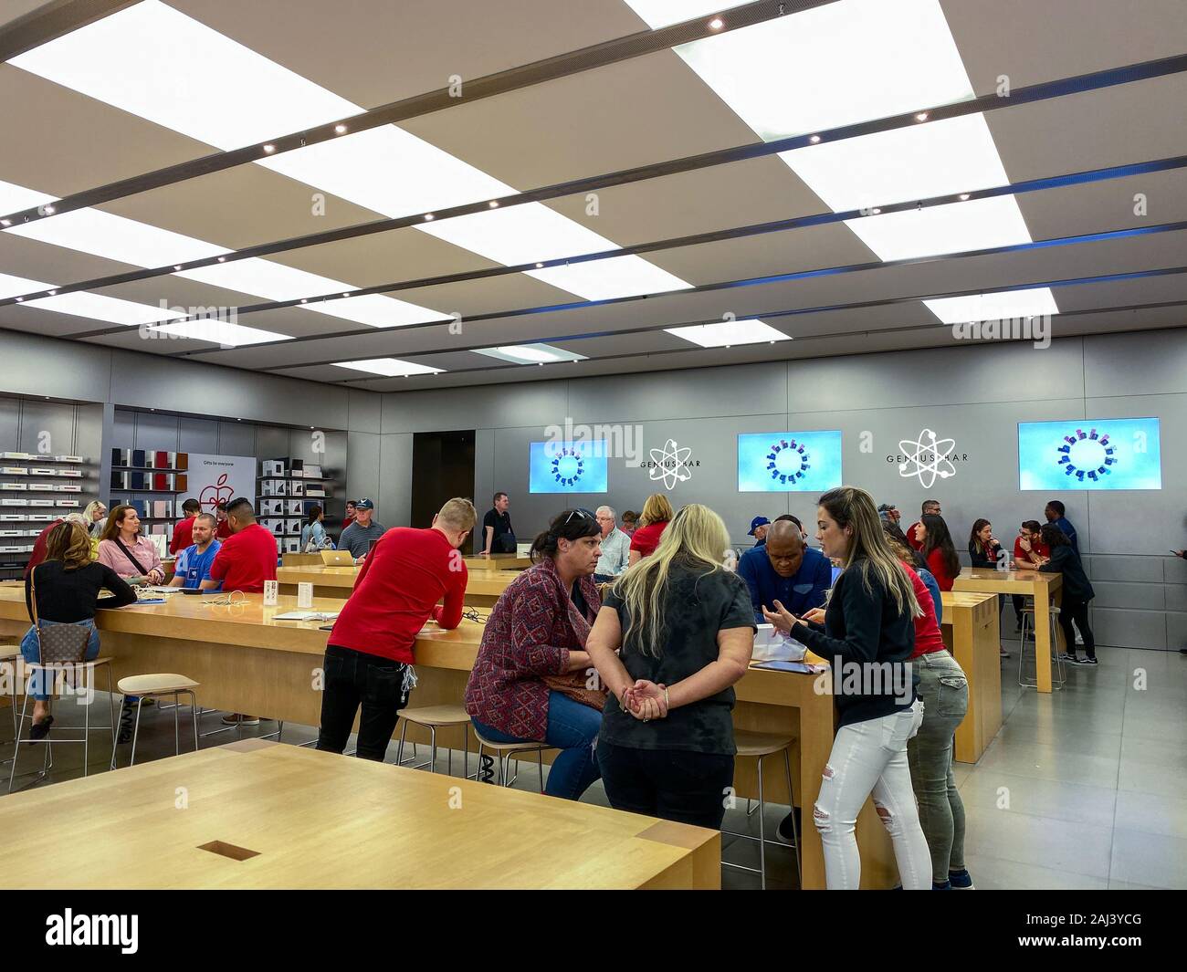 Orlando, FL/USA -12/6/19: Ein Apple Store mit Menschen warten auf Apple Macbooks, iPads und iPhones zu kaufen. Stockfoto