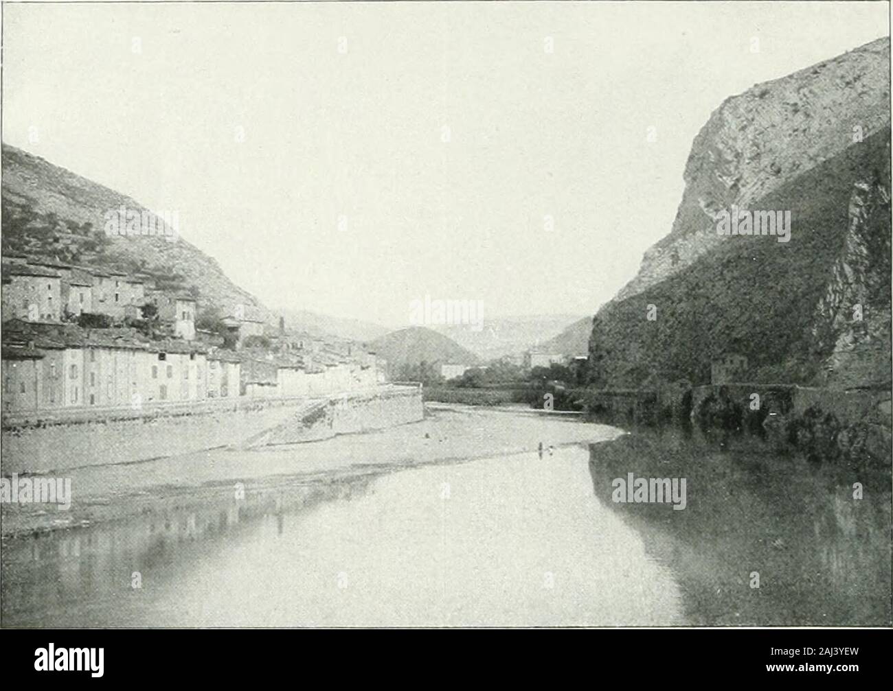 Album géographique: La France. Zentrale, relui qui Traverse les gorges lesplus encaissées. 30 ALBUM GÉOGRAPHIQUE 74. Nos rivières: Li; iiAUDoNnANorzt:, vr auPAssOEDANDrzK.- Le Gardon est Lun des plus Cu-Rieux torrents que les Cevennes en-voient Vers le Rhône. L une des deuxbranches de cette Rivière coulant ausein Dune große Plaine est le GardontlAnduzequi lui amène les Eaux delAigoual. Au Passage de la villedAnduze, dont Le Torrent 1 prend les Risse du Sol. rejaillit auf> oui< cspuissantes.. Stockfoto