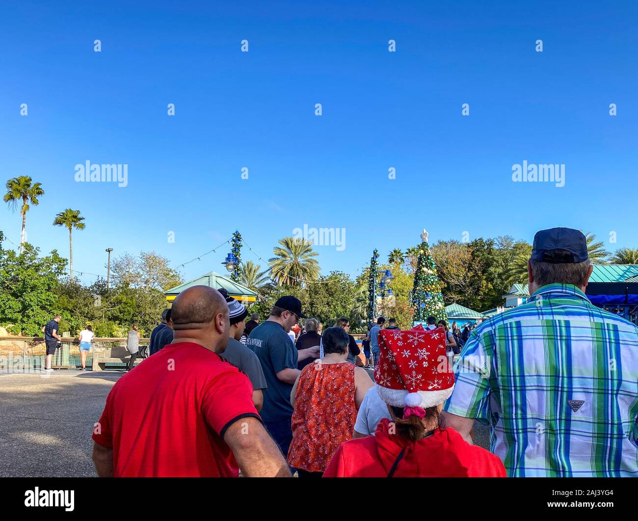Orlando, FL/USA -12/25/19: Der Eintritt zu SeaWorld Orlando Theme Park am Weihnachtstag als Besucher in das Theme Park. Stockfoto