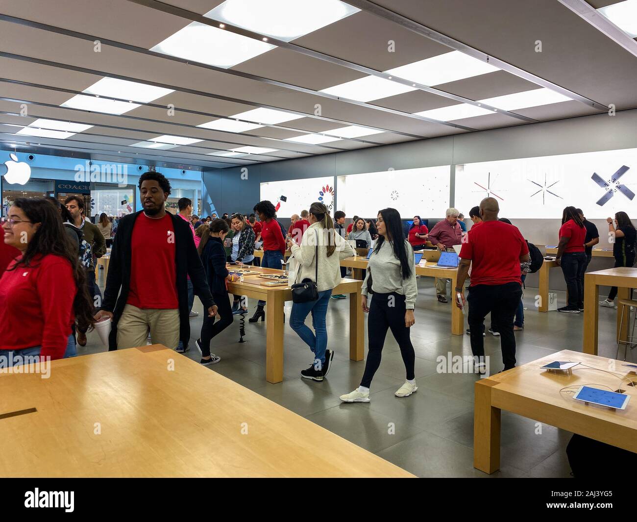 Orlando, FL/USA -12/6/19: Ein Apple Store mit Menschen warten auf Apple Macbooks, iPads und iPhones zu kaufen. Stockfoto