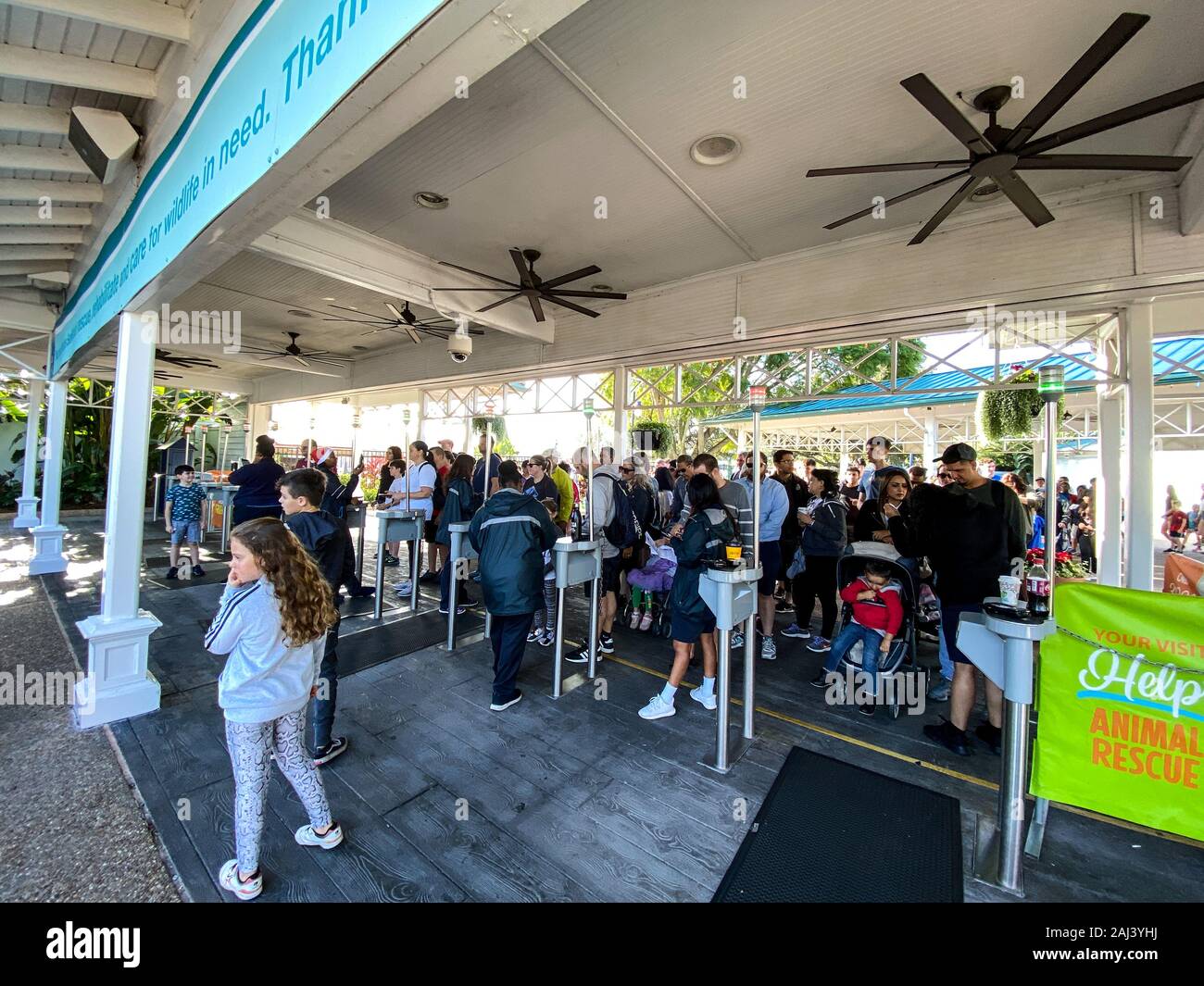 Orlando, FL/USA -12/25/19: Der Eintritt zu SeaWorld Orlando Theme Park, wo die Mitarbeiter die Gäste Tickets und Fotos auf einem elektronischen Gerät scannen Stockfoto