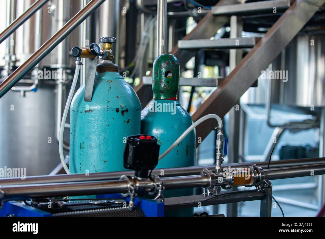 Zwei flüssigen Stickstoff Tanks angeschlossen an eine Brauerei, Rohrleitungssysteme und Temperatur und Druck Messgeräte und der elektrischen Verkabelung Stockfoto