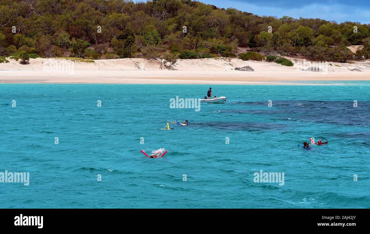 Yeppoon, Queensland, Australien - Dezember 2019: ein Rettungsboot Kreise Schnorchler anzeigen Der Underwater Coral Reef in der Nähe von Great Keppel Island auf der Gre Stockfoto