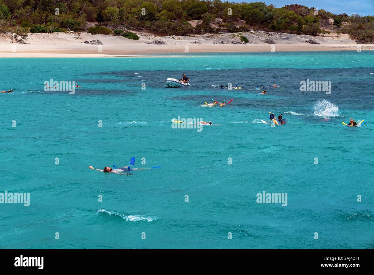 Yeppoon, Queensland, Australien - Dezember 2019: ein Rettungsboot Kreise Schnorchler anzeigen Der Underwater Coral Reef in der Nähe von Great Keppel Island auf der Gre Stockfoto