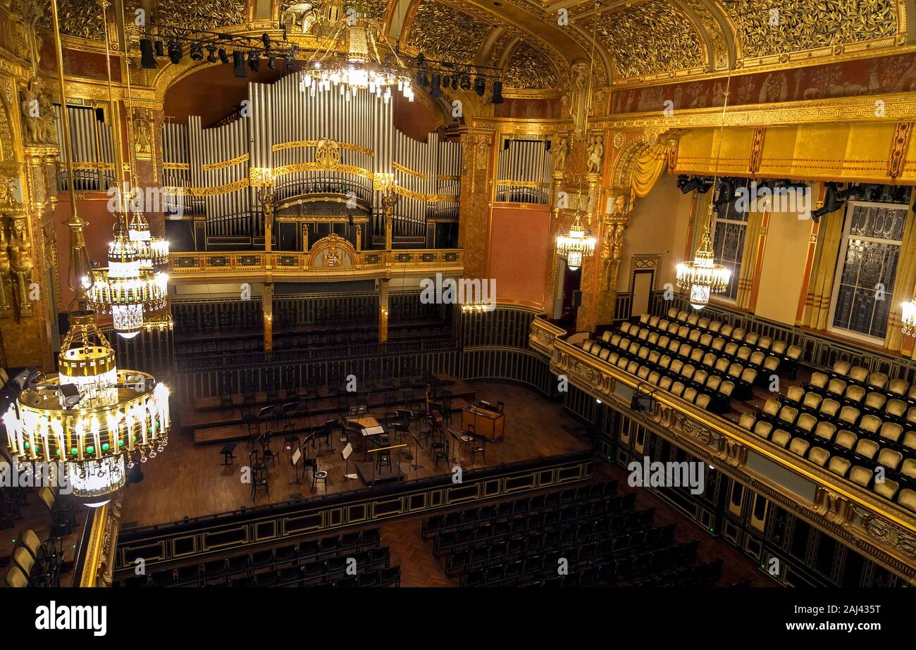 Die neu restaurierte Voit Orgel, die Bühne und die reich verzierte Decke im großen Saal der Hochschule für Musik Liszt Stockfoto