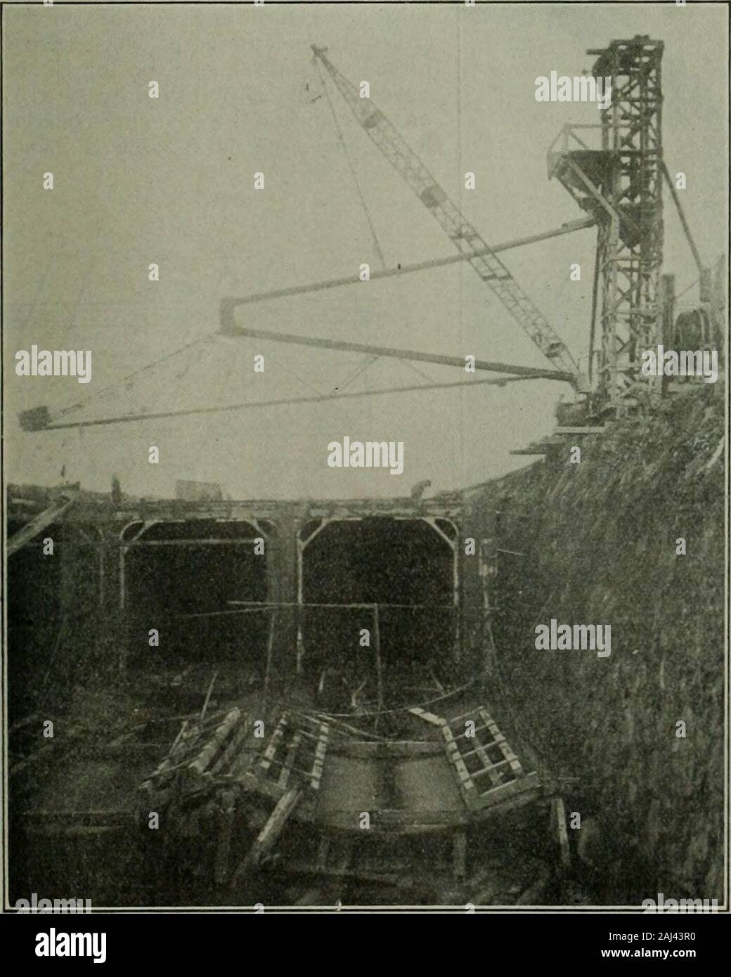 Öffentliche Arbeiten. Oben - BEWEGLICHE MISCH- UND HEBETECHNIK ANLAGE. IM LINKEN WASSERSPEIENDEN CON - KRETA PROM TRAVELINGHOISTING TOWER. die Abschnitte der Blaw-Knox reduzierbare steelforms an jedem der beiden Punkte aboutJ 4 Meile abgesehen, wo die Arbeit ist inprogress; ein Satz von drei Formen beingcollapsed, kratzten, gezogen und neu justieren-ed, während der andere in Betrieb ist, andtlie betonieren Bande ist aufden gegenüber Abschnitt übertragen, der Rückkehr Abschnitt nochmals Solltejedoch und Betonieren itwhile eine Reihe von Formularen ist verschoben auf andere Kapitel, und so weiter, also af-wattiefe kontinuierliche Beschäftigung forboth das Betonieren und die für Stockfoto