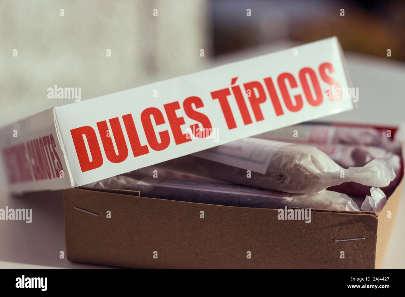 Mexikanische Dulces Tipicos. Frau hält eine Box mit Sortiment traditionelle Spezialitäten Stockfoto