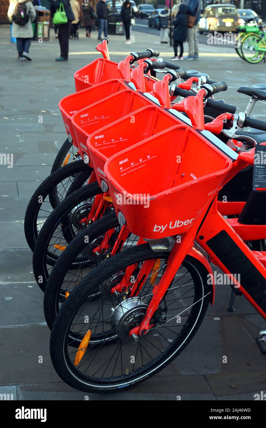 London UK Jan 01 2020 - Uber Springen e-Bikes auf einem Gehsteig in London Stockfoto