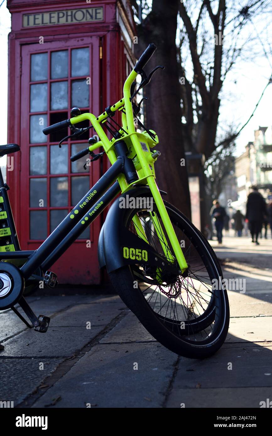 London UK Jan 01 2020 - London London Freebike Bike auf der Straße vor der alten Telefonzelle Stockfoto