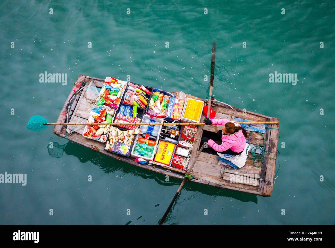 Floating Verkäufe Leute nähern Kreuzfahrtschiffe waren zu verkaufen - Ha Long Bay, Ha Long, Vietnam Stockfoto