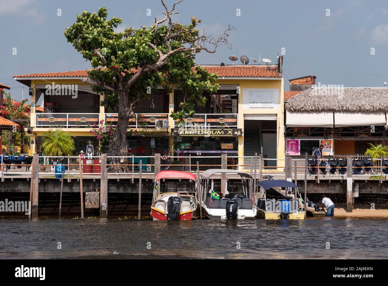 Barreirinhas city river Ufer vom Boot in Preguiça River in der Nähe von Lençóis Maranhenses, Maranhão, Brasilien gesehen Stockfoto