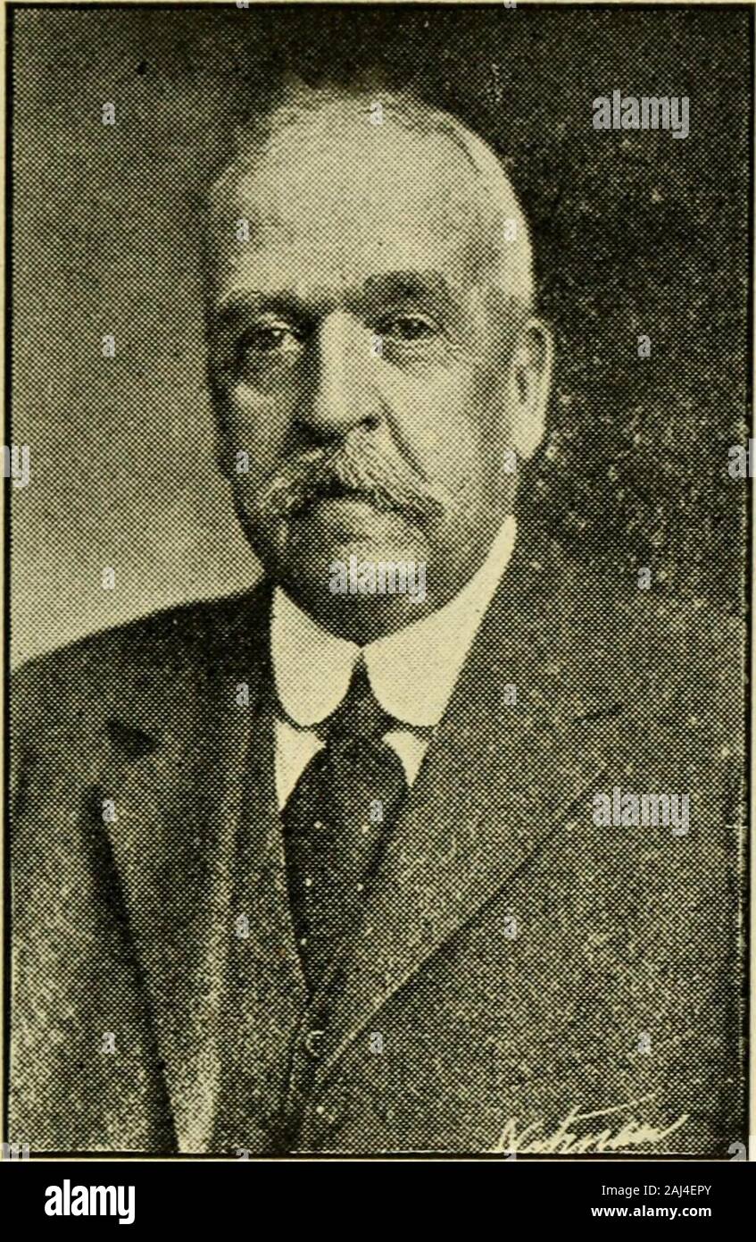 Beamte von Massachusetts. Schnee, DEXTER A., Westfield, 12 thHampden House District, der Republikaner. Geboren: Westfield, Jan. 3, 1890. Ausgebildet: Westfield öffentliche Schulen. Business: Mgr. Zigarrenfabrik. Organisationen: Maurer, Elche, WestfieldClub, Westfield republikanischen Stadt Commit-T-Stück 1913, 14. Öffentliche Ämter: Westfield Selectman 1916,17; Messe Haus 1918, 19. 20. 284. STEDMAN, William L., Methuen, 5 thEssex House District, der Republikaner. Geboren: Leicester. Jan. 13, 1852. Ausgebildet: Phillips Andover, NorwichUniv. Business: Agent. Organisationen: Lawrence Home Club, Methuen Club, Maurer. Öffentliche Ämter: Selec Stockfoto