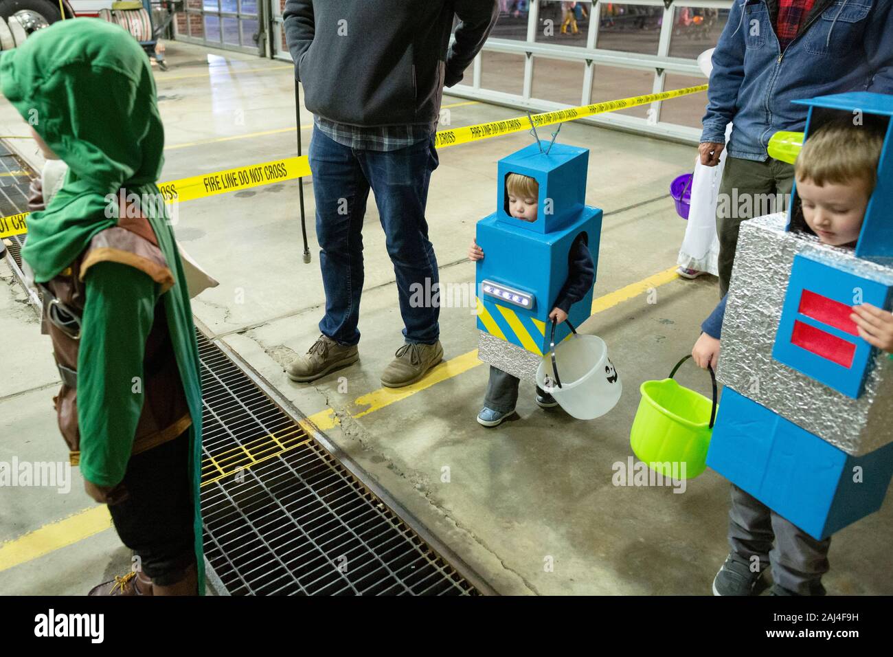 Kinder in Roboter-Kostümen für Halloween gehen Trick-or-Treating Stockfoto