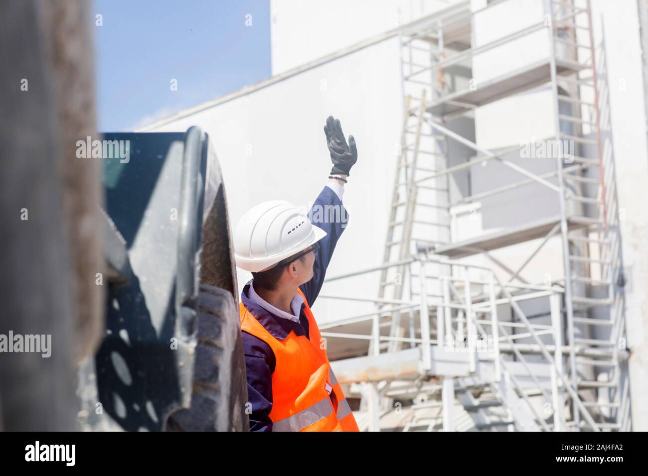Betonarbeiter, der in einer Betonfabrik etwas stoppt Stockfoto