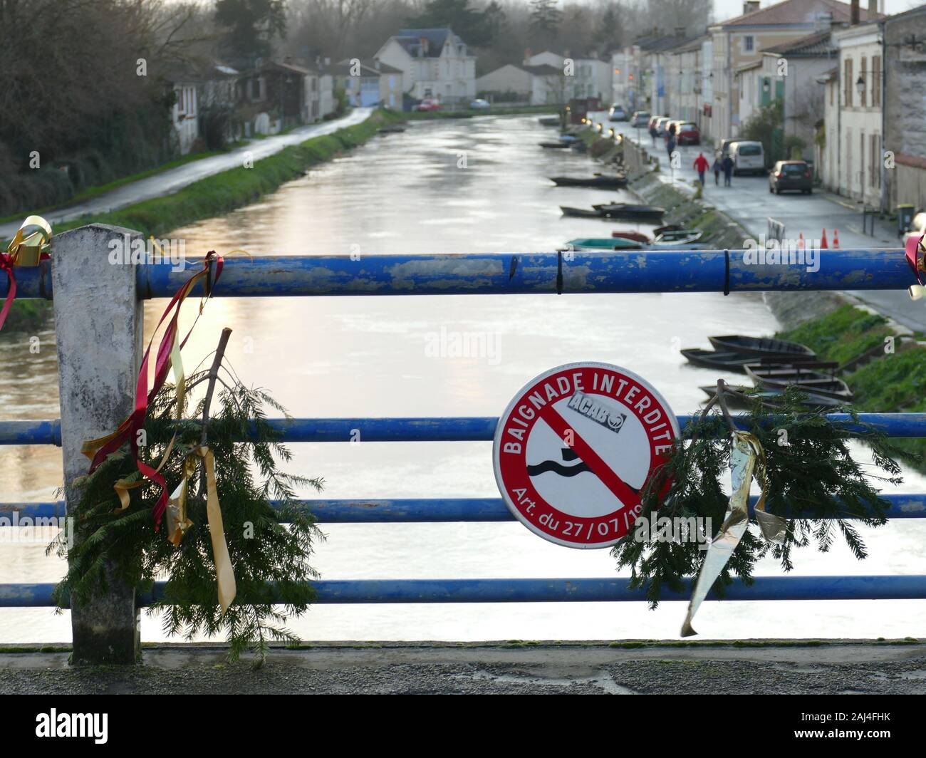 COULON innerhalb' des Marais Poitevin Nationalpark "Grand Site de France", die Hauptstadt der Grünen Venedig von der Brücke aus gesehen über die Sèvre Stockfoto