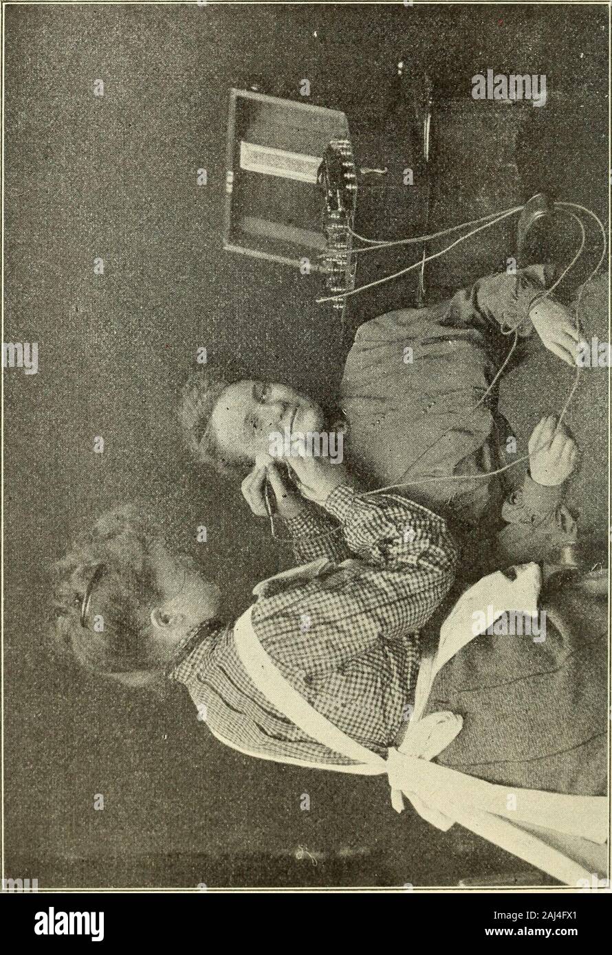 Die Haut, deren Pflege und Behandlung; Lehre jedes Detail dieser wichtigen Arbeit in eine einfache, klare und praktische Weise. Mcintosh trockene Zelle Elektrolyse Batterie. Den nadelhalter sollte dem conductingcord und das freie Ende der Schnur befestigt werden andie Post entsprechend der Anzahl der Zellen es Funktion gewünscht ist beigefügt werden sollte; post Ich für eine Zelle, Post 2 für zwei Zellen, Post 3 DIE HAUT. 149 für 3 Zellen, etc. festgestellt werden kann, dass drei oder vier cellsare ausreichend Jedes ordentliche Arbeit zu leisten. Wenn boththe schwamm Elektrode und der Nadel in Kontakt mit dem Patienten den Kreislauf kommen Stockfoto