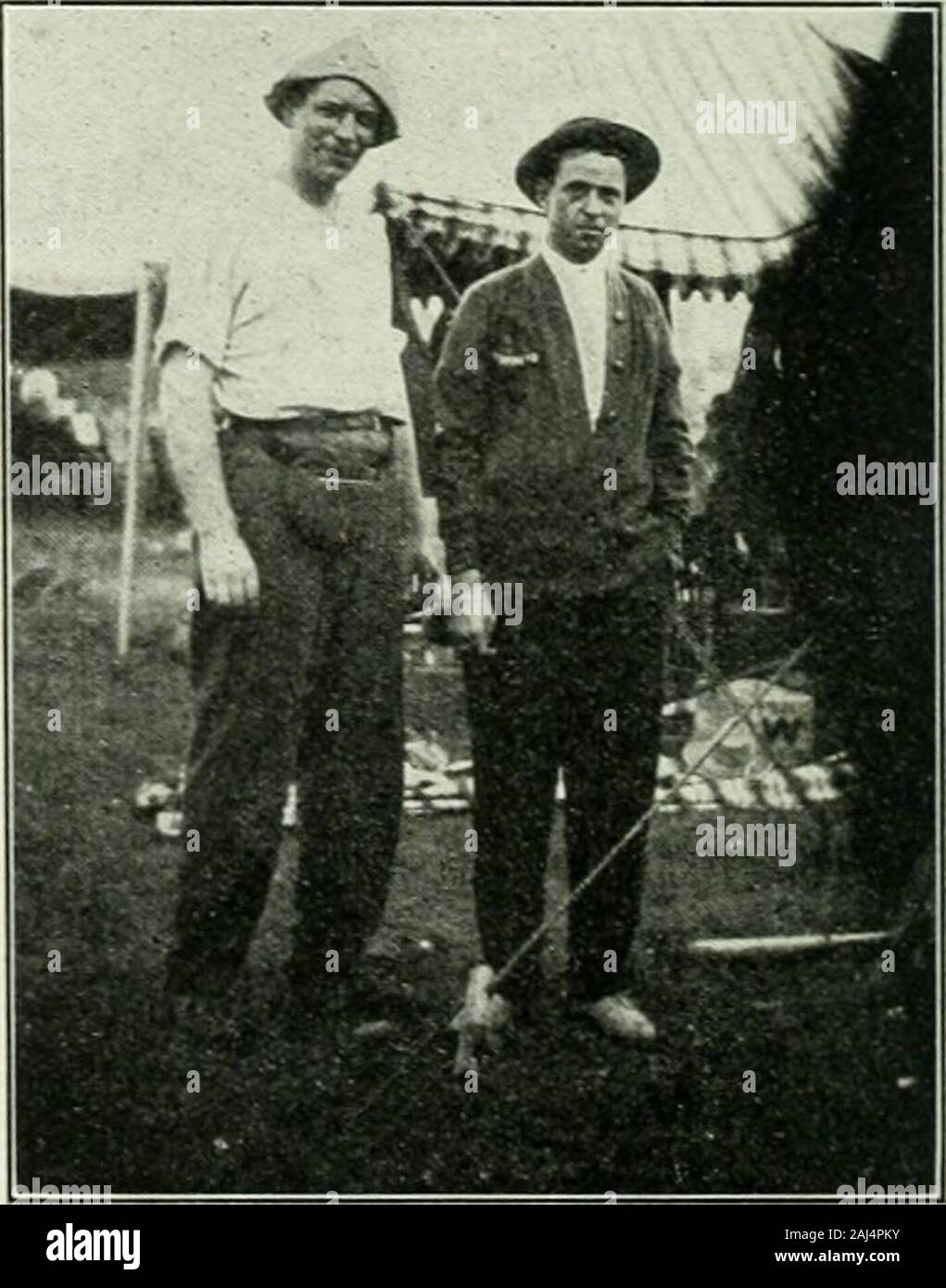 Rod und Gewehr. n. 19 W. CarruthersR. Lewis 15 T. Westlake 34 (St. Huberts.) (St. Huberts.) H. Viau 19 B. Beattie G. B. Greene 15 S.E. Sangster... 34 (Montreal) (Hamilton) J.H.Maher 14 E.Sturt E. W. Mönch 13 M. Himbeere. 32 3 d 2014 34 1913 32 13 18 31 1. W. R. Davies 50 2. J.E.Jennings 49:t. B. Beattie. - 49 A.-W. Thomson 48 5. W. Ewing 47 wurden die fünf Gewehren. 1910 bvW-gewonnen. H. Ewing. Grand Canadian Handicap (50 Vögel pro Mann 1. J.E.Jennings 49 2. E. W. Mönch 48:!. Wm. Carruthers 48 4. W. Ewing47. 1. A.W. Throop 47 wurden fünf Gewehren. wurde 1910 von R. B. Hutchison. B gewann Stockfoto