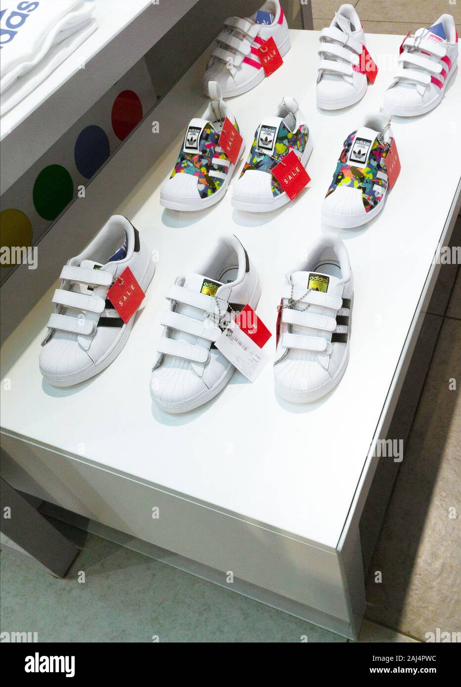 Adidas shoes Fotos und Bildmaterial in hoher Auflosung Alamy