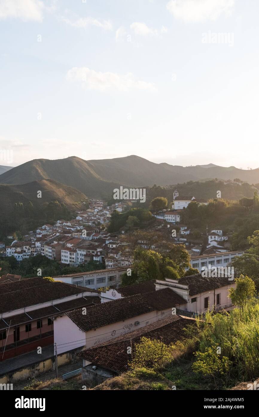 Suche Blick über die Kolonialstadt Ouro Preto und in den Bergen von Minas Gerais während der Goldenen Stunde. Stockfoto