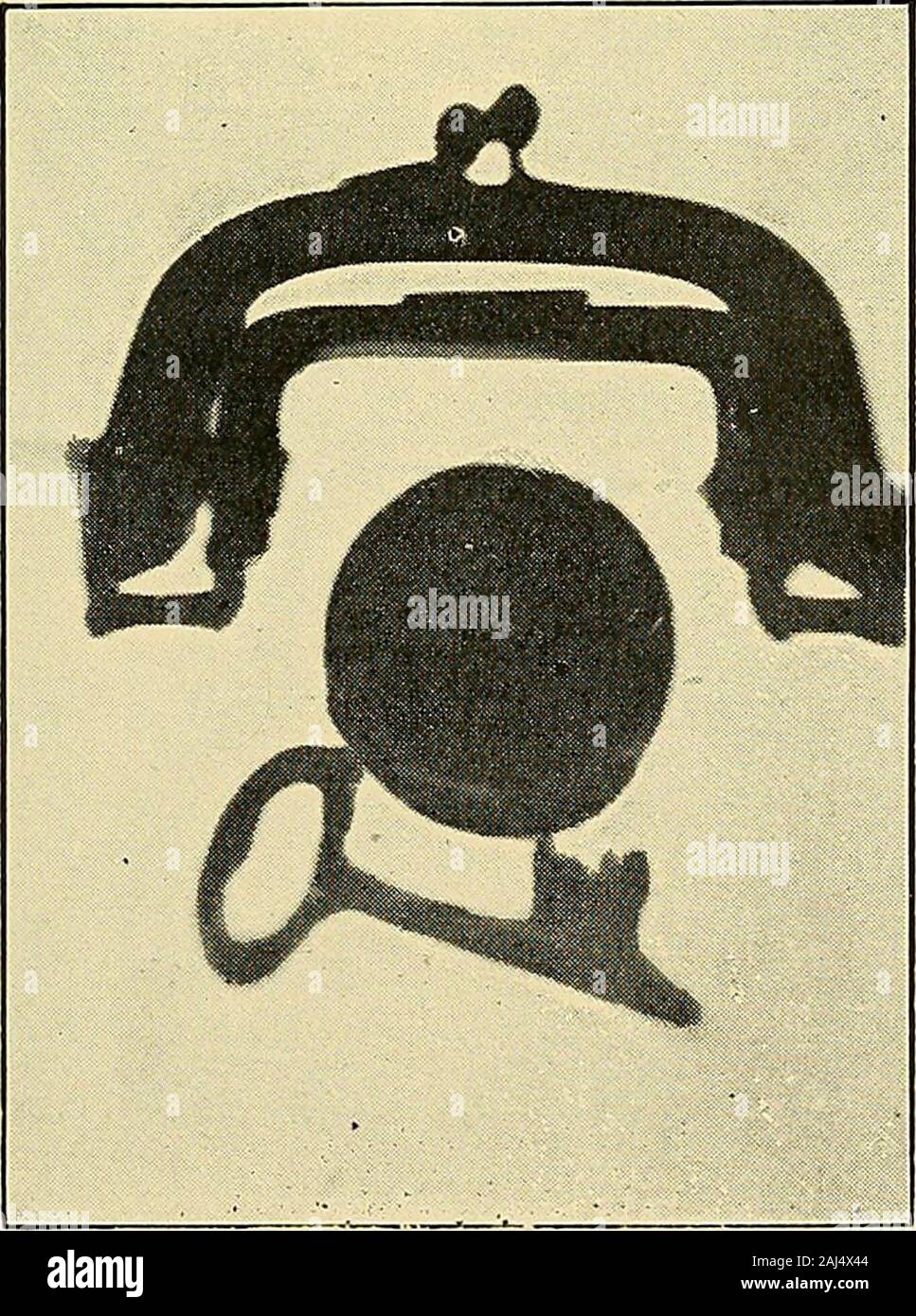 Ein Handbuch der praktischen medizinischen Elektrizität: Der Röntgen strahlen und Finsen Licht. Abb. 148.- Edelsteine und deren Nachahmungen.. Abb. 149.- ledernen Geldbeutel mit Münzen und eine Taste. (Fotografiert im Januar 1896. Alte Form der Crookes Rohr.) KAPITEL II verfügen wir über drei einfache Mittel der detectingthe Präsenz der X-Strahlen: 1. Röntgenstrahlen wird ein Körper mit Elektrizität aufgeladen. 2. Sie verursachen platino - Cyanid von Barium andcertain andere Salze zu glühen Fadenverteilung eine sichtbare HGHT(Leucht- wie). 3. Sie werden eine Sensible fotografische Platte beeinflussen. Wenn ein Stück Glas rieb mit Seide. Stockfoto