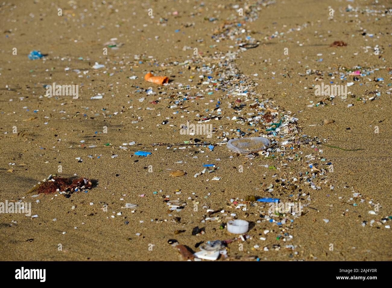 Microplastics Rückstände an einem Strand. Stockfoto