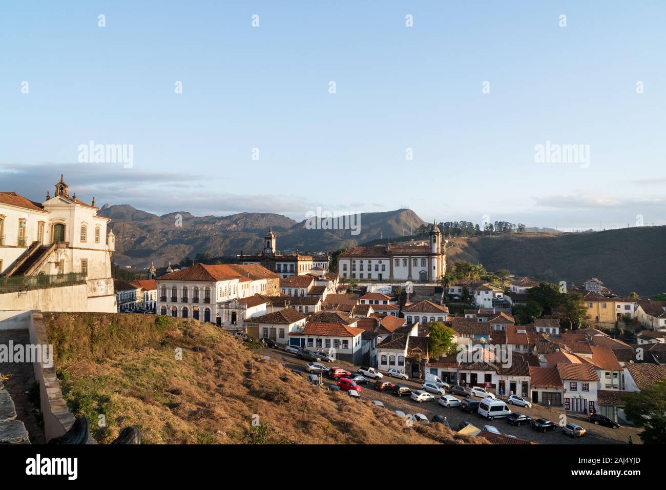 Suche Blick über die Kolonialstadt Ouro Preto und in den Bergen von Minas Gerais während der Goldenen Stunde. Stockfoto