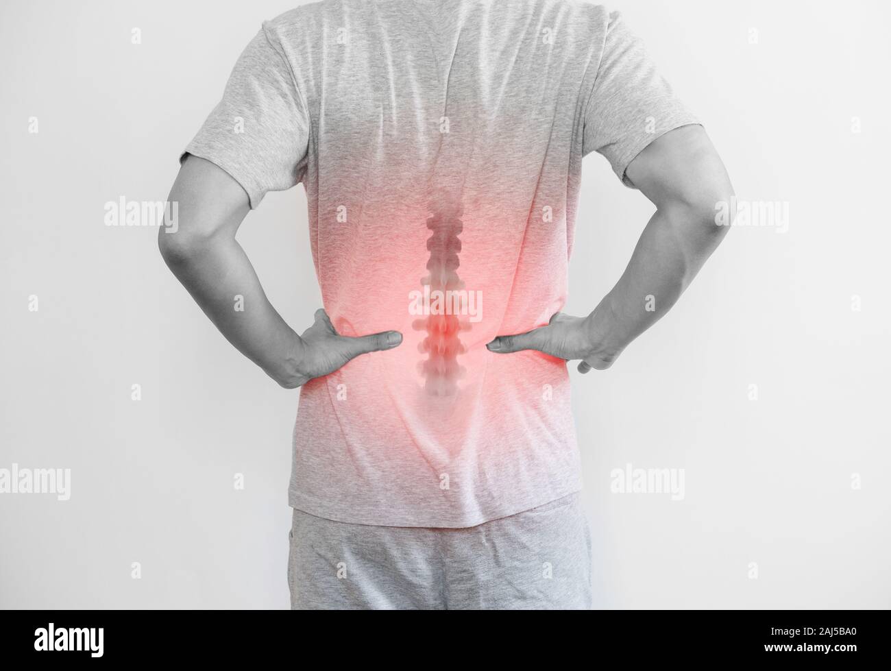 Office-Syndrom, Rückenschmerzen und Schmerzen im unteren Rücken Konzept. ein Mann seine bei geschäftskritischen Punkt senken zurück Stockfoto